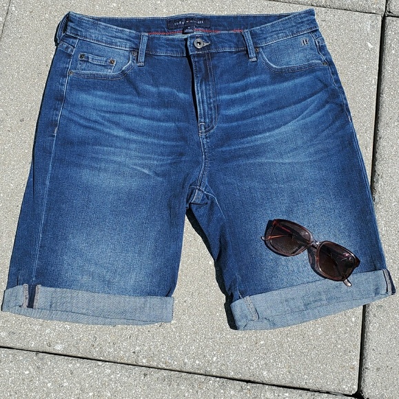 Tommy Hilfiger Knee length jeans short. Size 10 - Picture 1 of 7